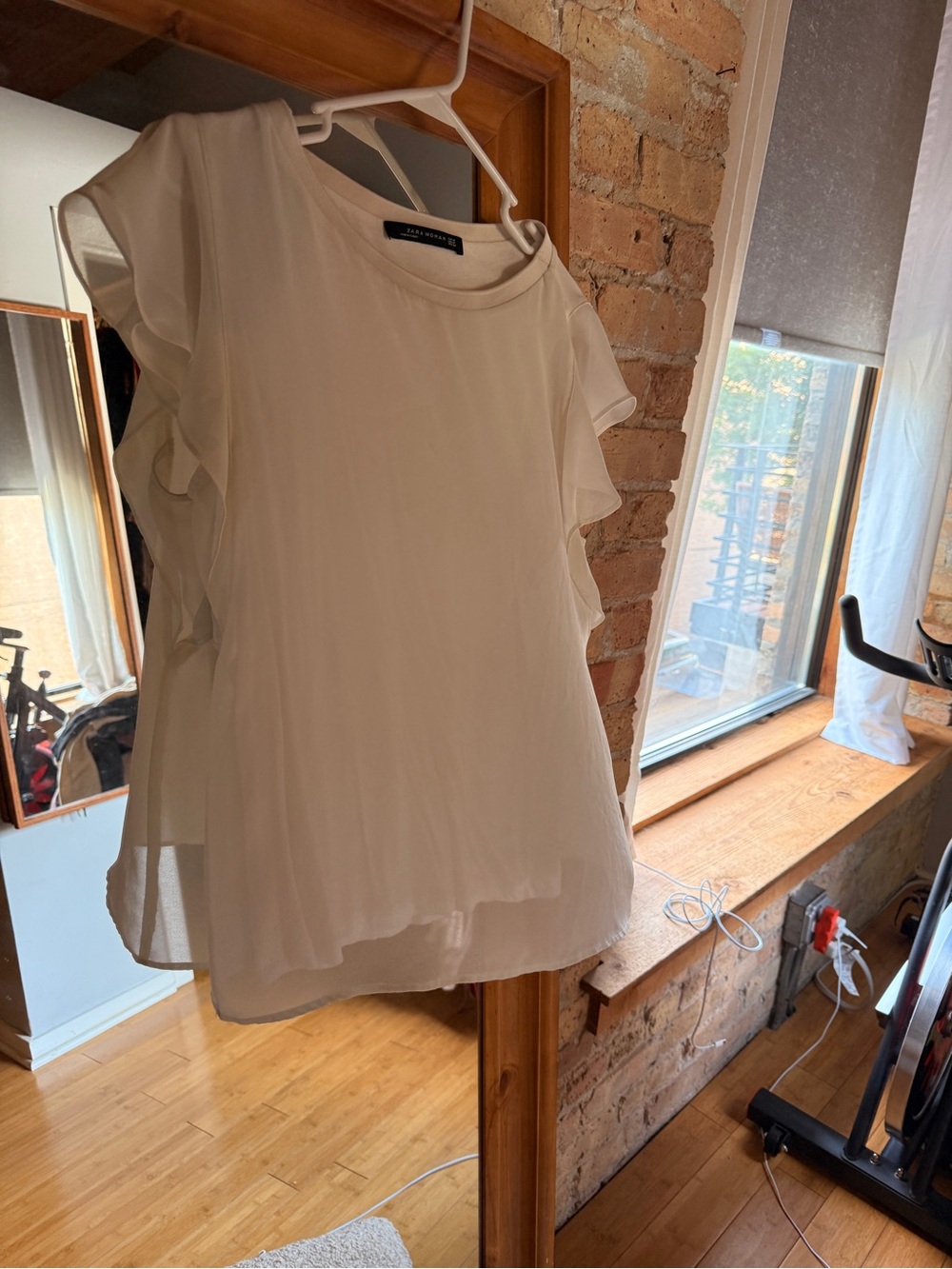 Zara Light white ruffle sleeve top - Picture 3 of 5